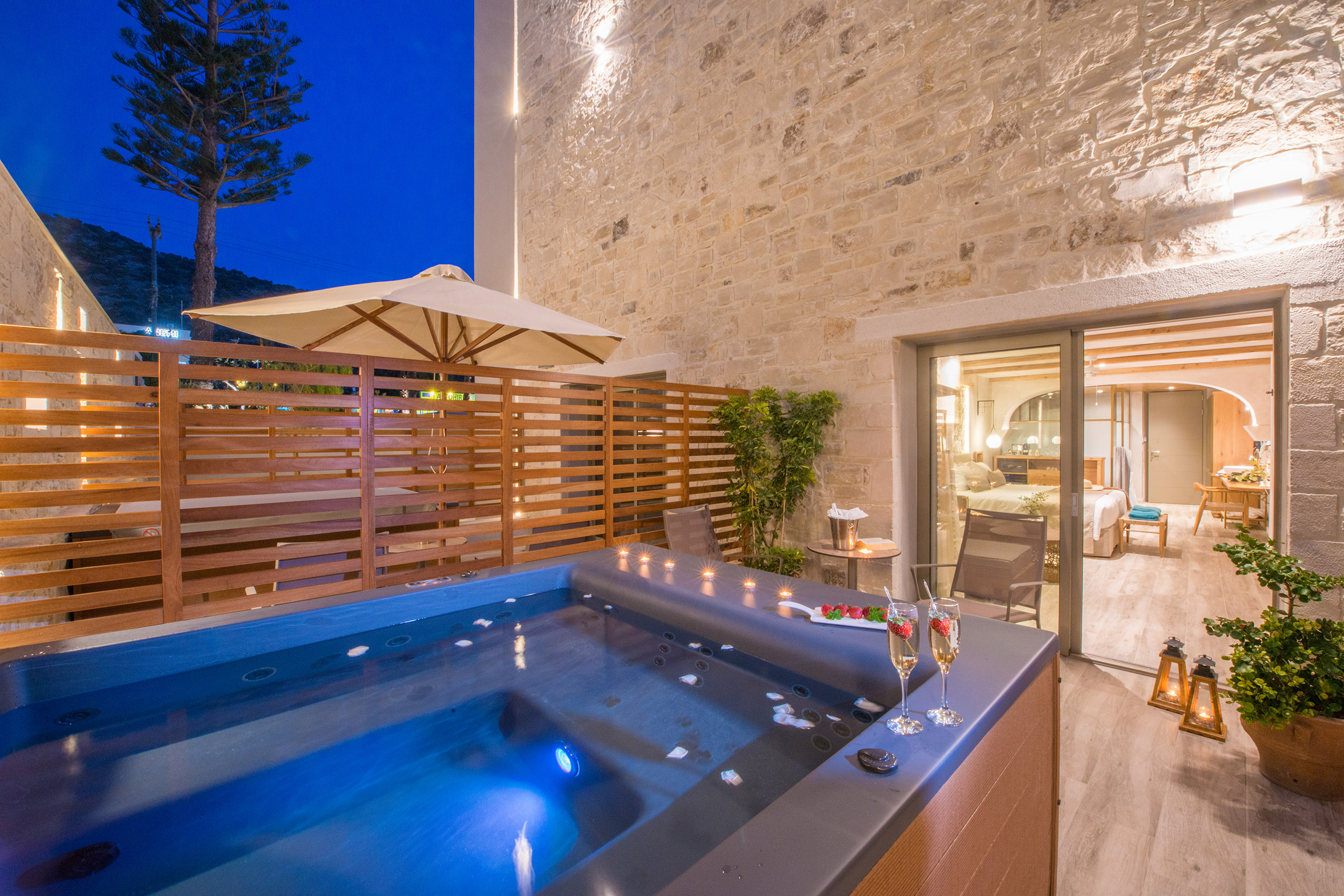 Suite with jacuzzi yard and jacuzzi