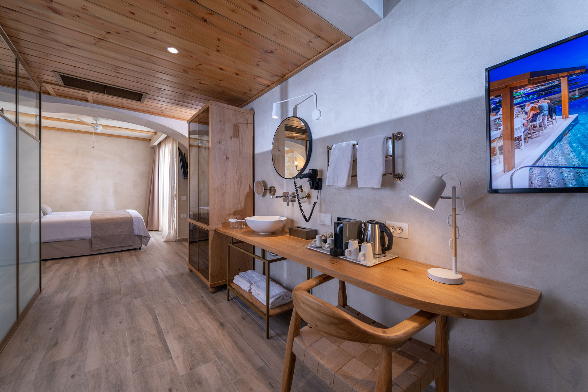 Suite sharing pool room amenities